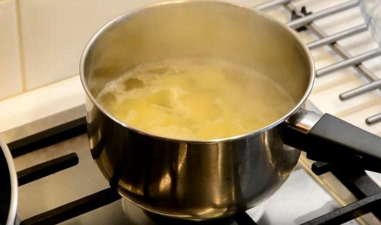 Nous cuisinons les pommes de terre séparément.