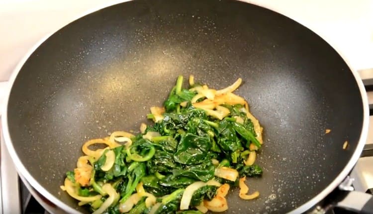 Retirez la casserole avec les légumes de la cuisinière.