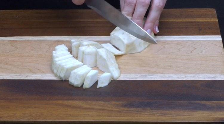 Tăiați rădăcina de țelină.