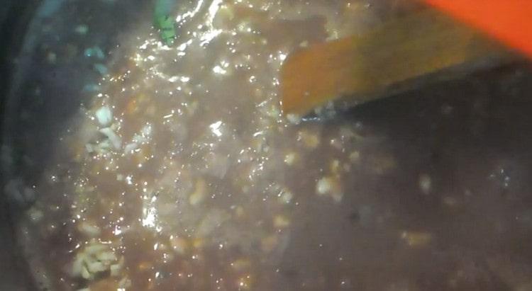 Coloque o alho com as nozes na sopa.