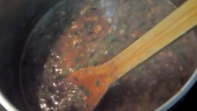 Desligando a sopa, deixe cozinhar sob a tampa.