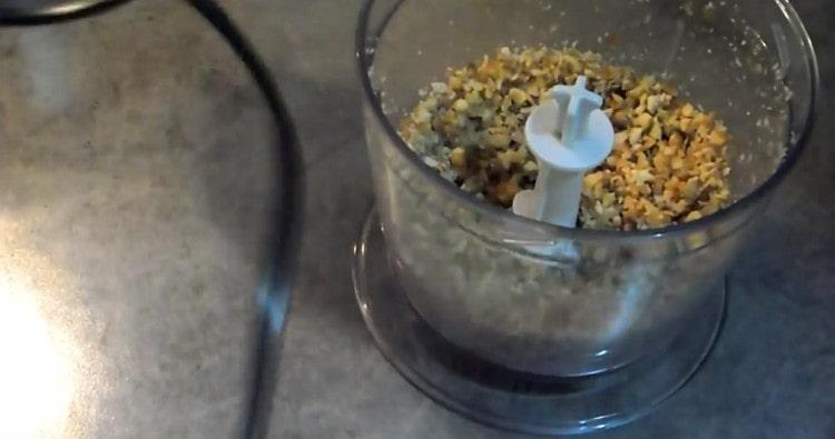 Moer nozes com um liquidificador.