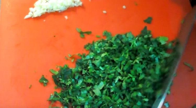 Moer coentro e alho.