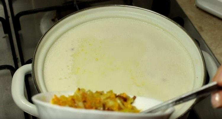 Mettez la friture dans la soupe.