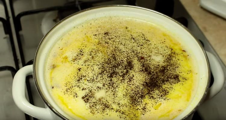 Poivrer la soupe au goût.