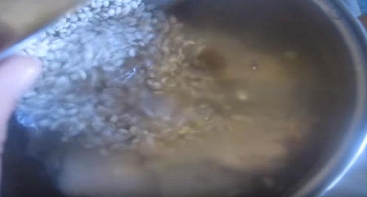 Fyld trommestikkerne med frisk vand, tilsæt straks byg og kog.