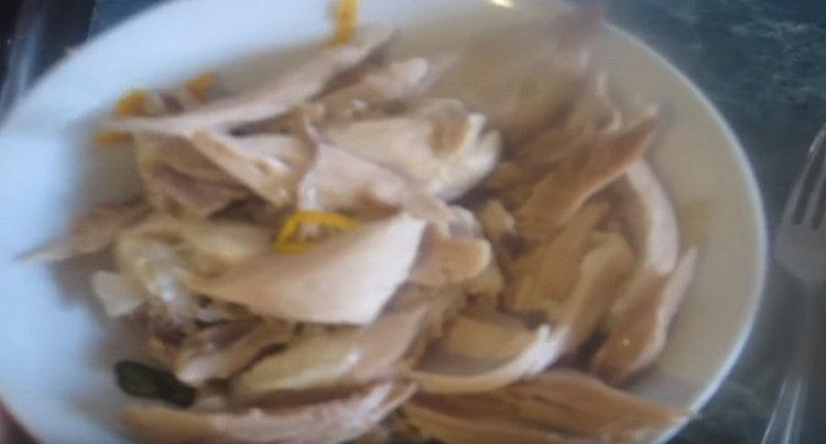 Adskil kødet fra knoglerne, og vend det derefter tilbage til den færdige suppe.