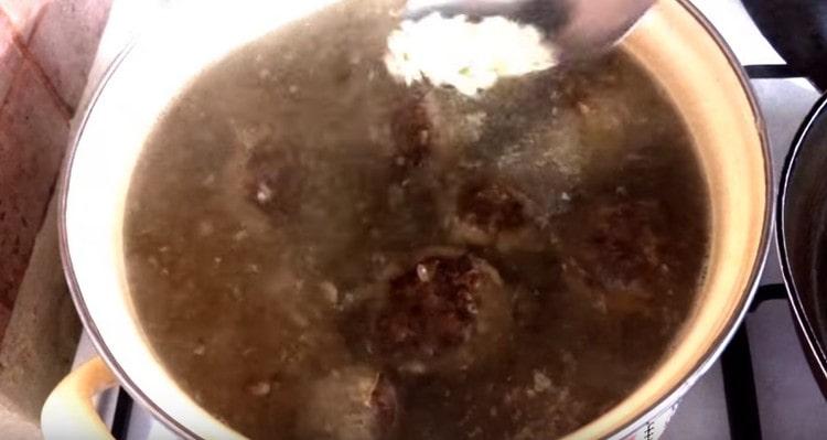 הוסף אורז שטוף מראש למרק.