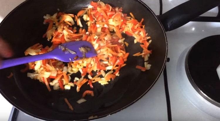 אנחנו מעבירים את הירקות במשך כמה דקות.