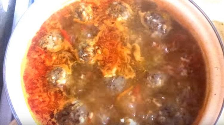 מוסיפים את תפוחי האדמה ומבשלים עד שהם רכים.