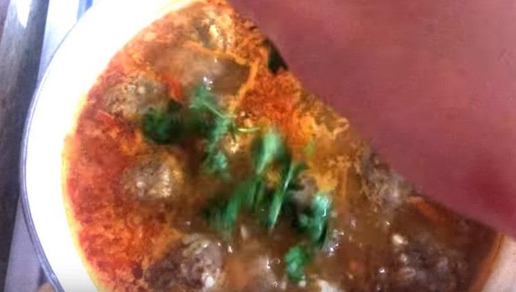 בסוף הבישול מוסיפים למרק ירקות קצוצים.