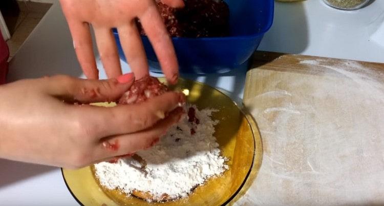 אנו יוצרים קציצות עגולות מבשר טחון.