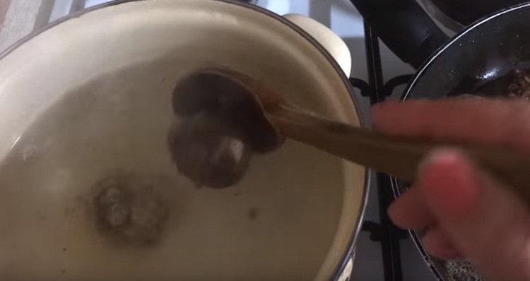 שים את הקציצות במים רותחים.