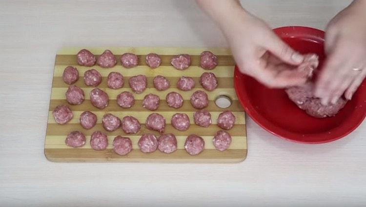 Vytváříme kulaté masové kuličky.