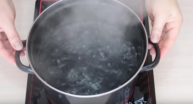 V hrnci přiveďte vodu k varu.