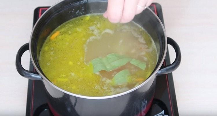 Přidejte bobkový list.