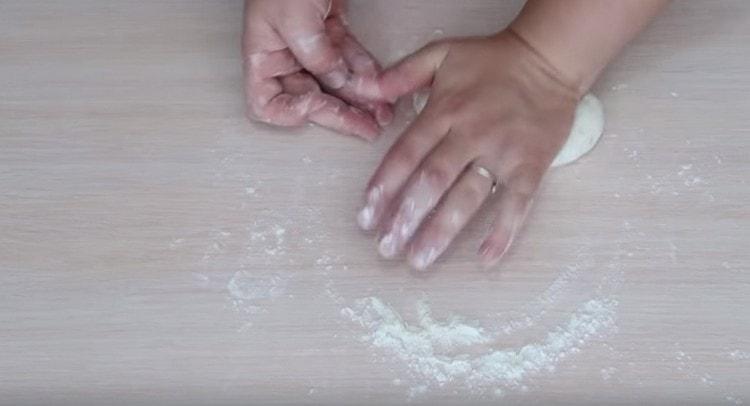 Uhněteme hladké, poměrně těsné těsto.