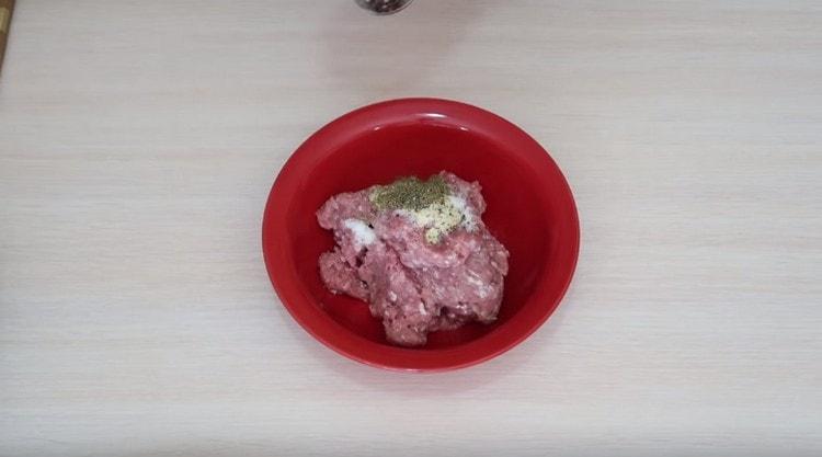 K mletému masu přidejte nakrájenou cibuli, sůl a koření.