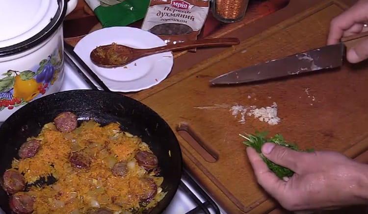 Moler un diente de ajo, hierbas.