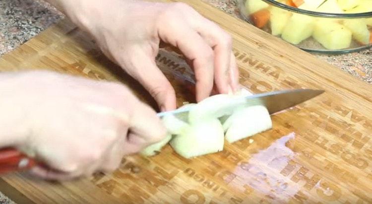 Nakrájíme také cibuli.