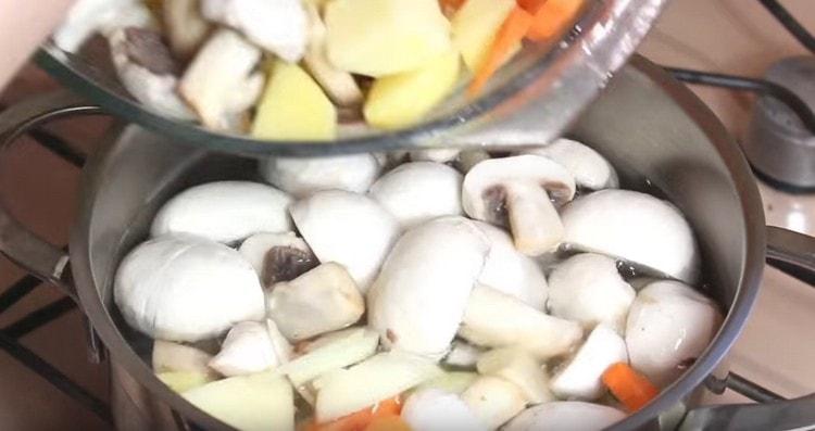 Veškerou připravenou zeleninu rozložíme ve vroucí vodě.