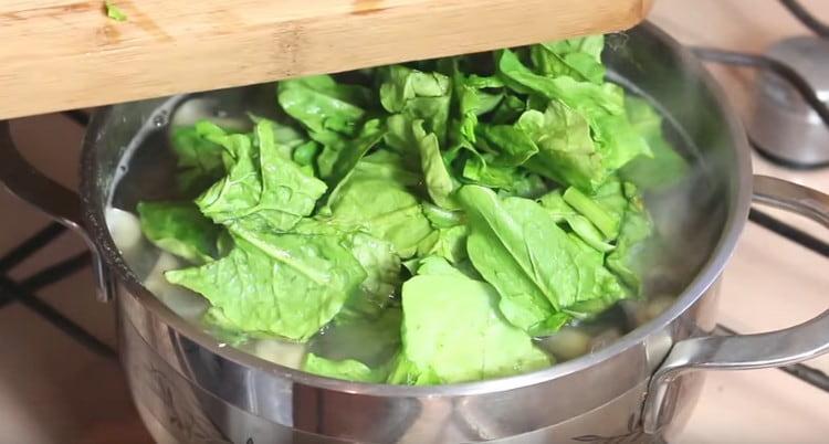 Přidejte do polévky nasekaný špenát.