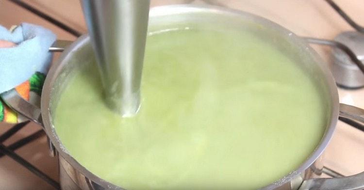 Hotovou misku rozemeleme ponorným mixérem.