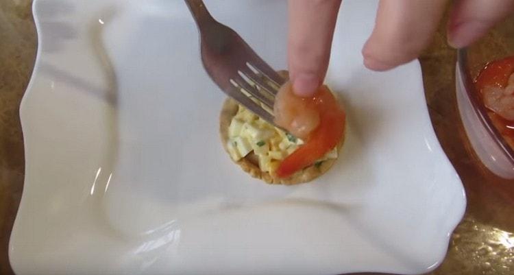 plníme každou tartlet a krevetky rozložíme na vrchol.