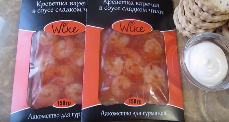 Budeme potřebovat krevety ve sladké chilli omáčce.