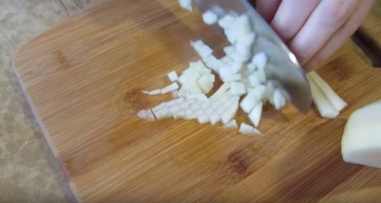 jemně nakrájená loupaná hruška.