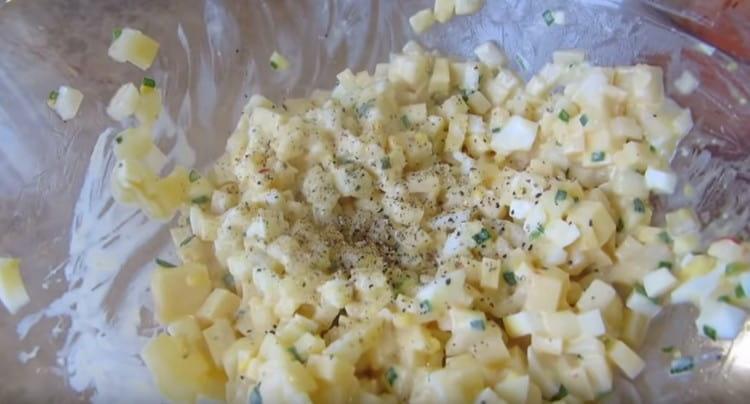 K náplni přidejte sůl a pepř.