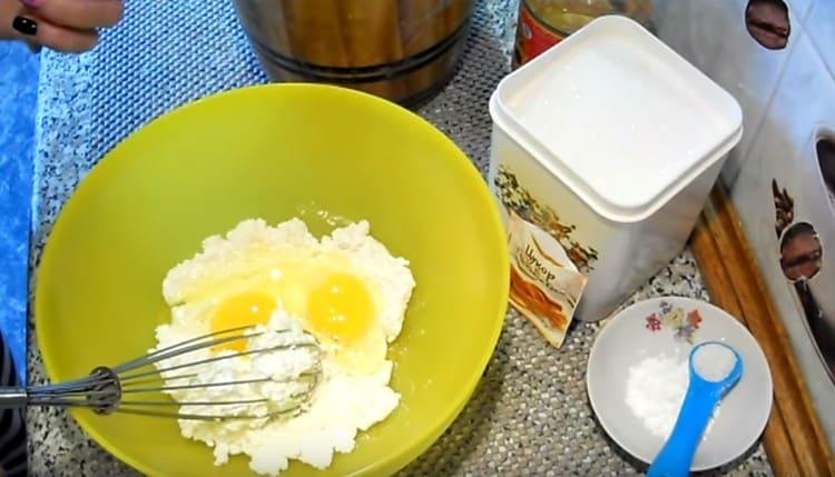 Ägg slås i ostmassan.