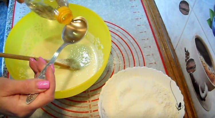 Lägg sedan vegetabilisk olja till degen.