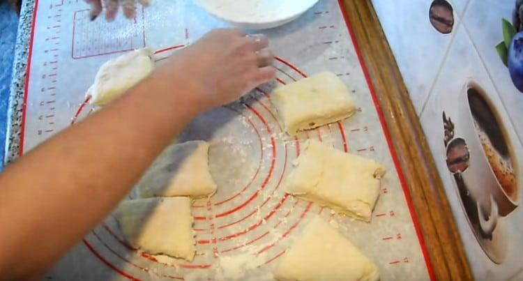 Vi delar det resulterande degskiktet i 8 delar.