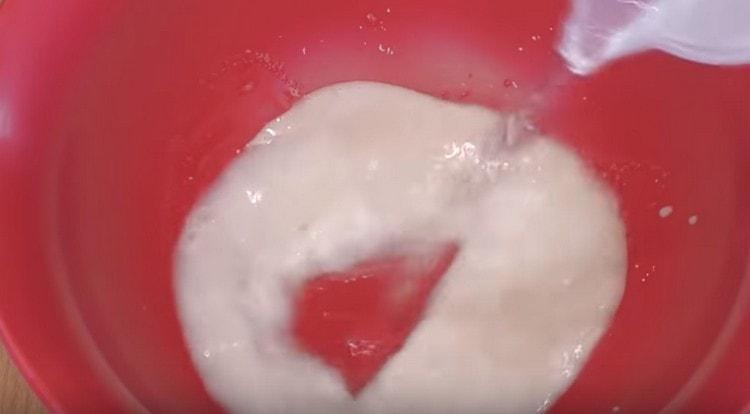 Se amestecă drojdia cu zahărul, se diluează în apă caldă.