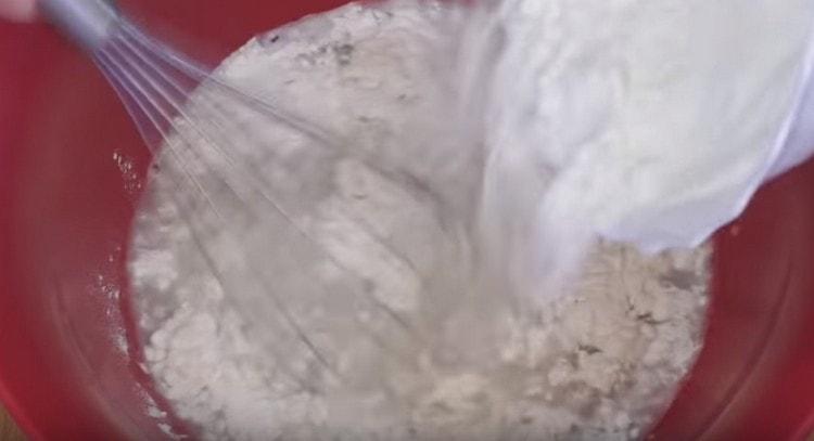 Adăugați puțină făină, frământați aluatul.