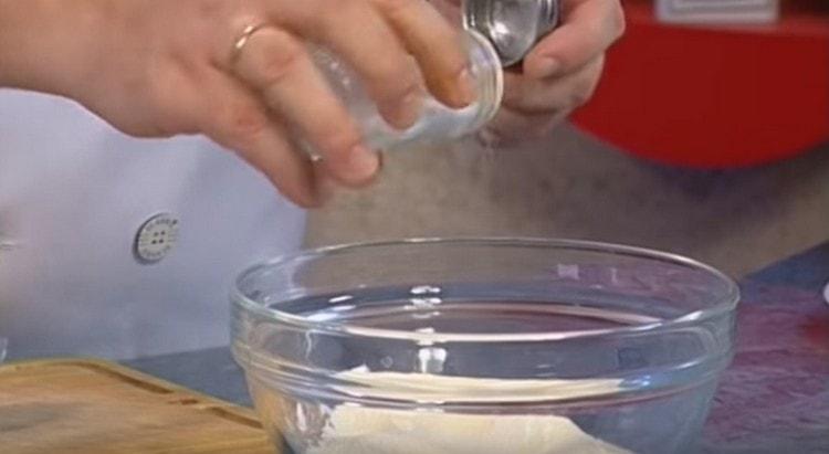 בקערה מערבבים את החומרים היבשים.