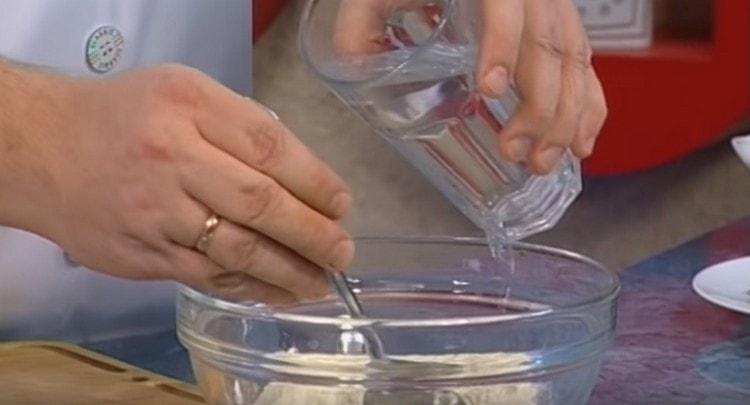 אנו מוסיפים מעט מים חמים לרכיבים היבשים.