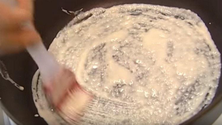 כעת מורחים בעדינות את שכבת הבצק השנייה באותה צורה.