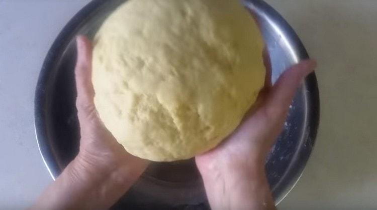 Pekařské těsto v peci je připraveno.