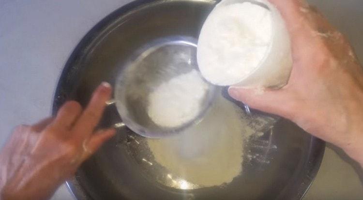 Začněte proséváním mouky.