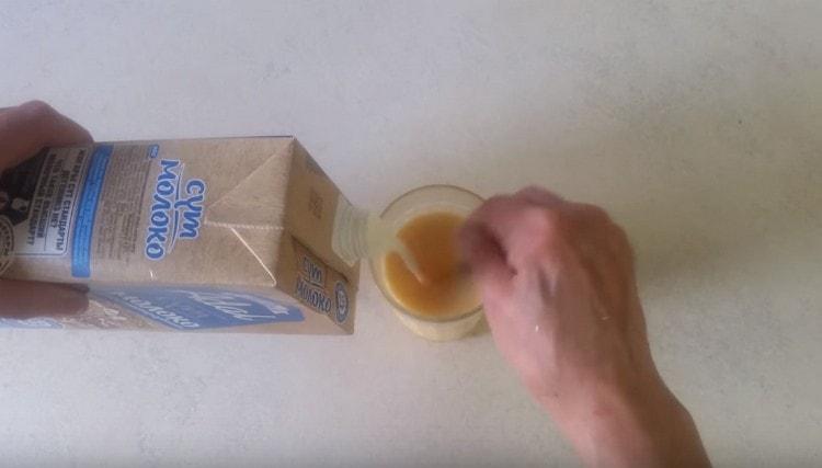 Přidejte mléko a promíchejte.