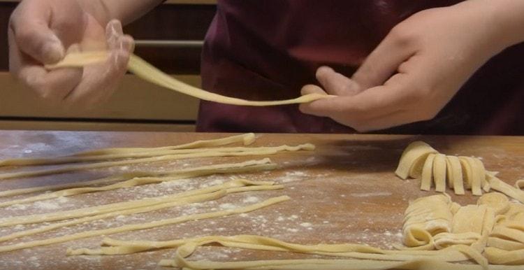 Packen Sie die Nudeln vorsichtig aus.