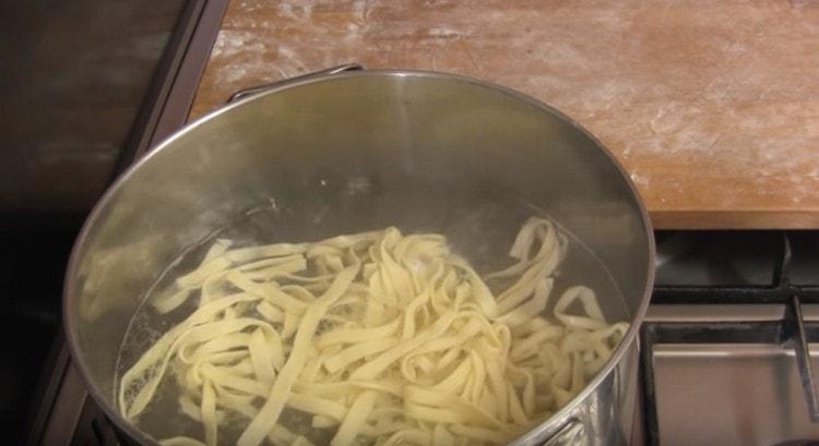 Nudeln kochen.