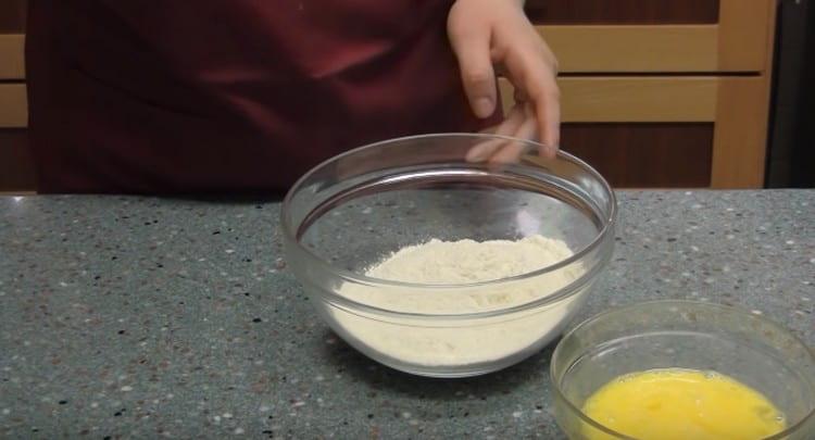 Sieben Sie das Mehl.