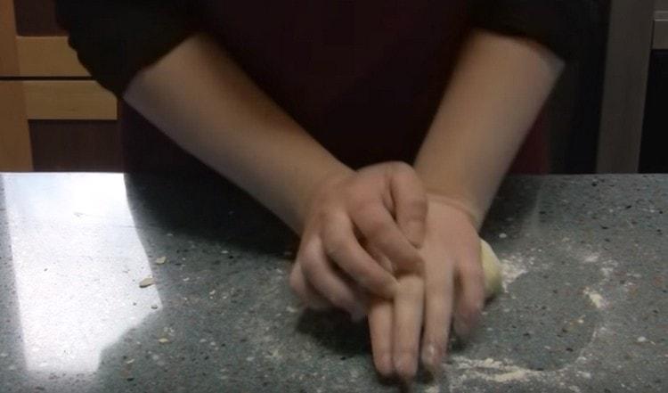 Den Teig auf dem Tisch gut durchkneten.