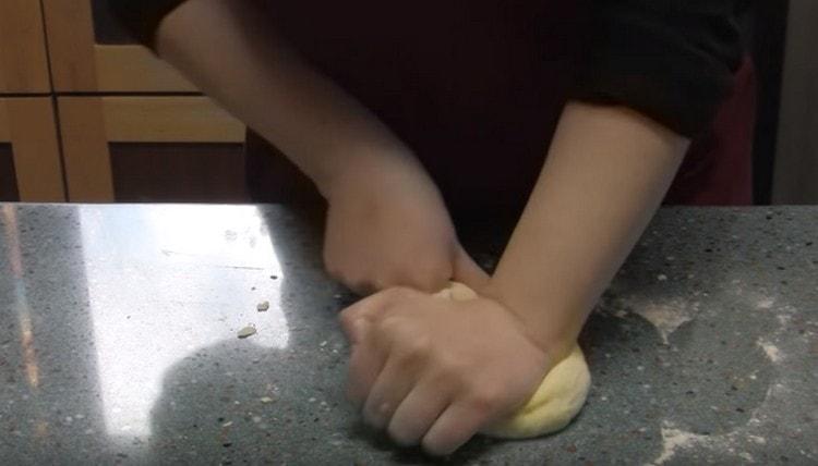 Dehnen Sie den Teig, um ihn elastischer zu machen.