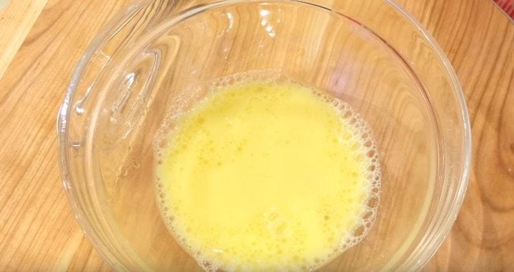 Adăugați apă, ulei vegetal, amestecați masa.