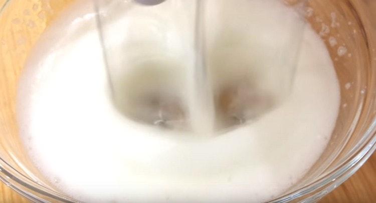 Separat, bateți proteinele cu adăugarea de sare într-o spumă luxuriantă.