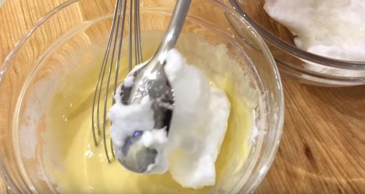 Amestecați ușor proteinele biciuite în aluat.